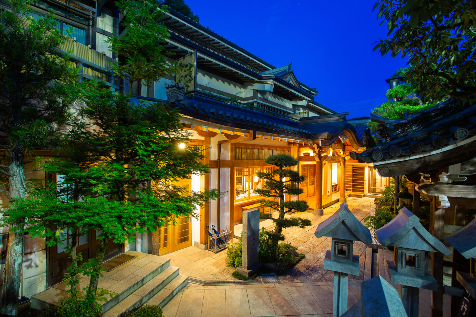 2 信貴山大本山 玉蔵院 大阪・奈良の県境にある祈祷寺・宿坊